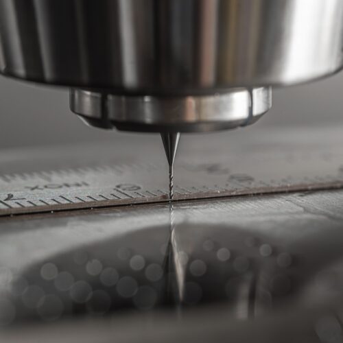 Jeden arkusz blachy, dziesiątki możliwości – Jak gięcie na prasach krawędziowych CNC zamienia płaski metal w gotowy produkt?