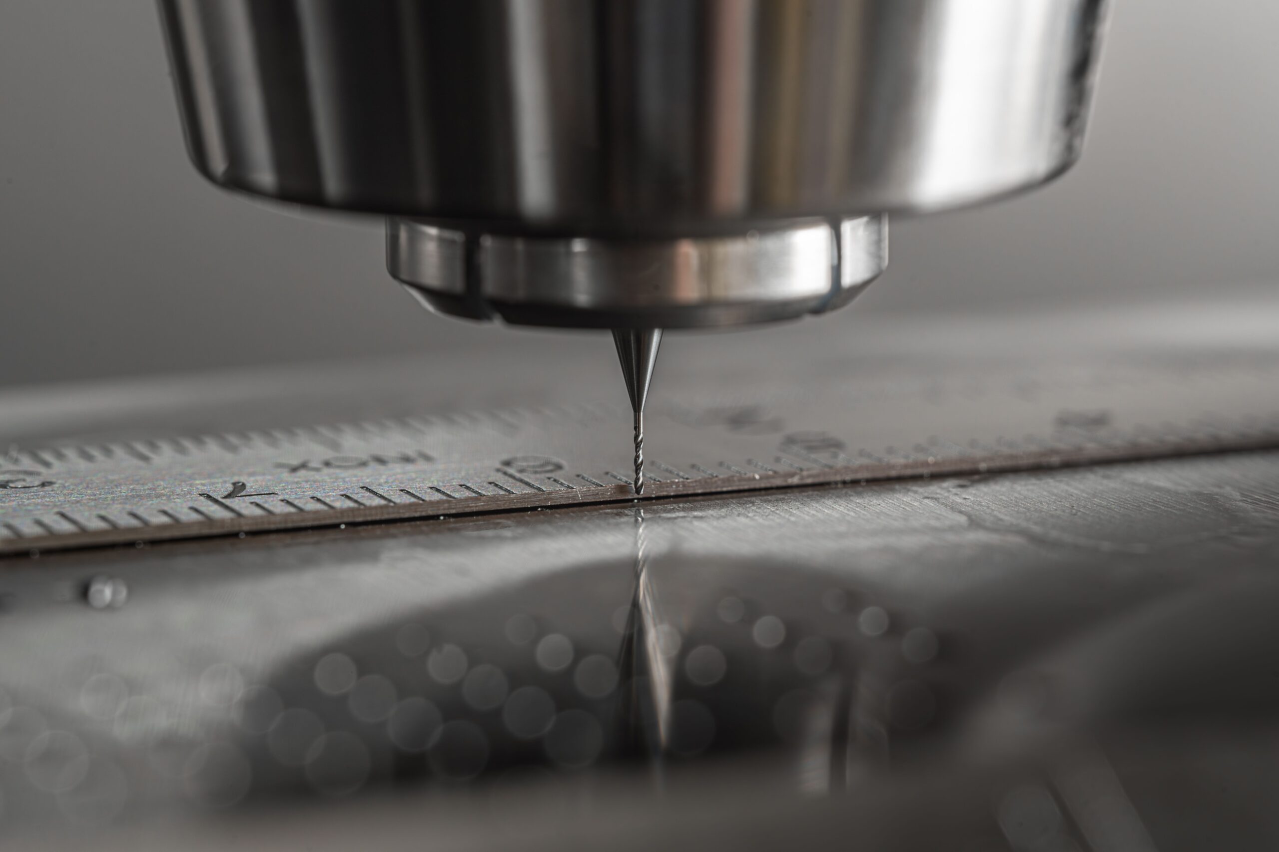 Jeden arkusz blachy, dziesiątki możliwości – Jak gięcie na prasach krawędziowych CNC zamienia płaski metal w gotowy produkt?