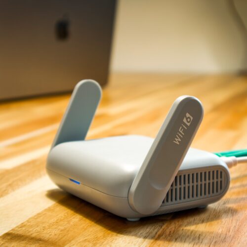 Twoja sieć Wi-Fi to otwarte drzwi dla hakerów – Jak zabezpieczyć router w domu i firmie?