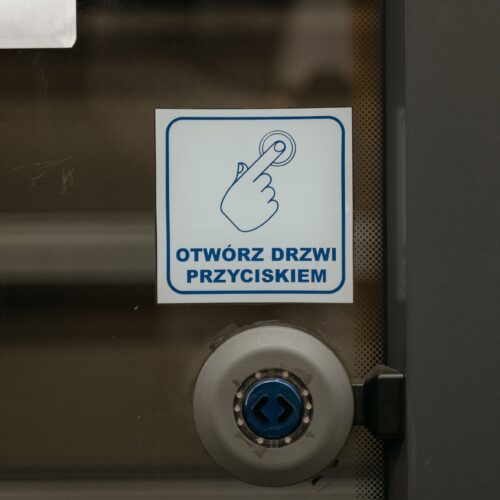 Jeden klik otwiera drzwi – Jak dobrać przycisk wyjścia do systemu kontroli dostępu i nie popełnić błędu przy montażu?