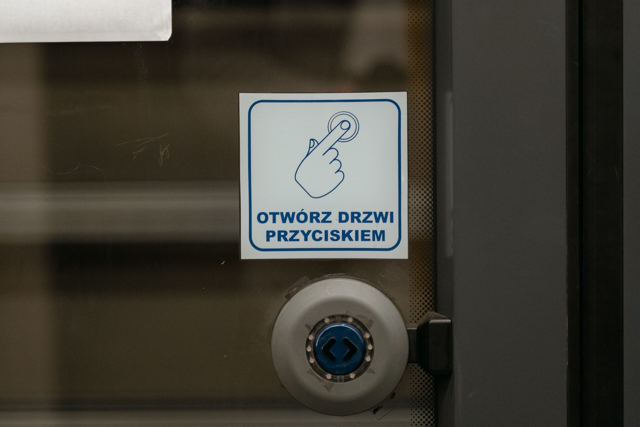 Jeden klik otwiera drzwi – Jak dobrać przycisk wyjścia do systemu kontroli dostępu i nie popełnić błędu przy montażu?